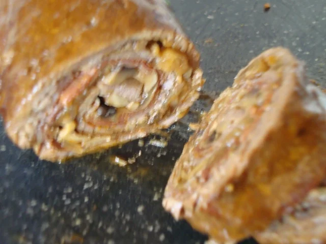 Rezept: Marinierte Rinderroulade, gefüllt mit Parmaschinken, Zwiebel und Waldpilzen Bild Nr. 953 Marinierte Rinderroulade, gefüllt mit Parmaschinken, Zwiebel und Waldpilzen - Rezept - Bild Nr. 953