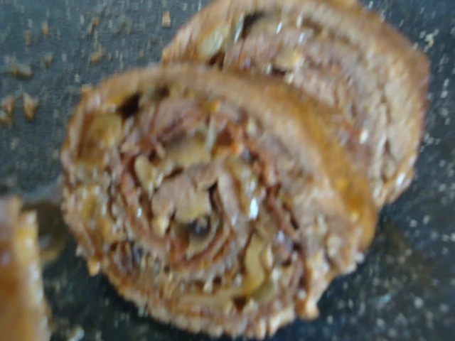 Rezept: Marinierte Rinderroulade, gefüllt mit Parmaschinken, Zwiebel und Waldpilzen Bild Nr. 954 Marinierte Rinderroulade, gefüllt mit Parmaschinken, Zwiebel und Waldpilzen - Rezept - Bild Nr. 954