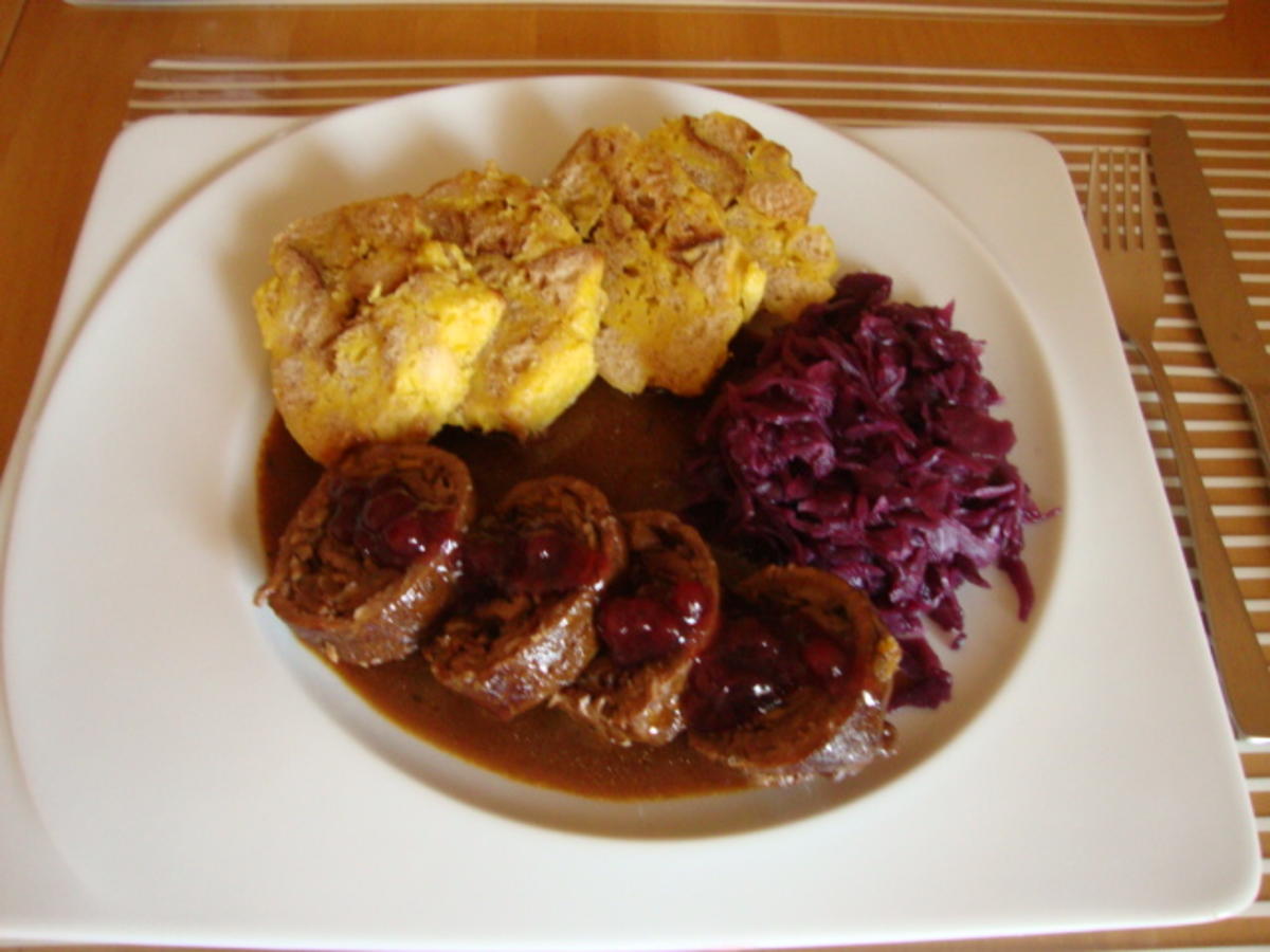 Marinierte Rinderroulade, gefüllt mit Parmaschinken, Zwiebel und Waldpilzen - Rezept - Bild Nr. 955