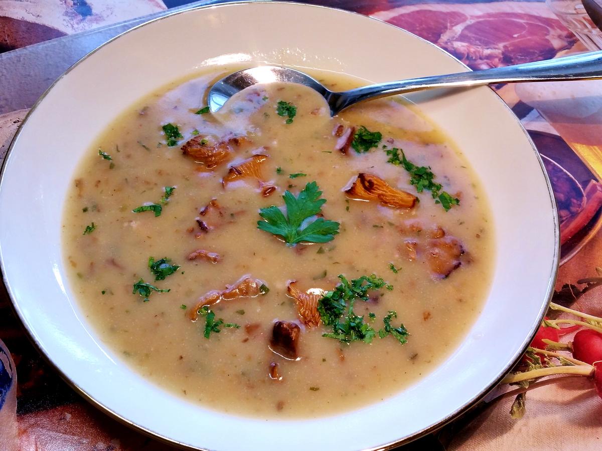 Kartoffelsuppe mit Pfifferlingen - Rezept - kochbar.de