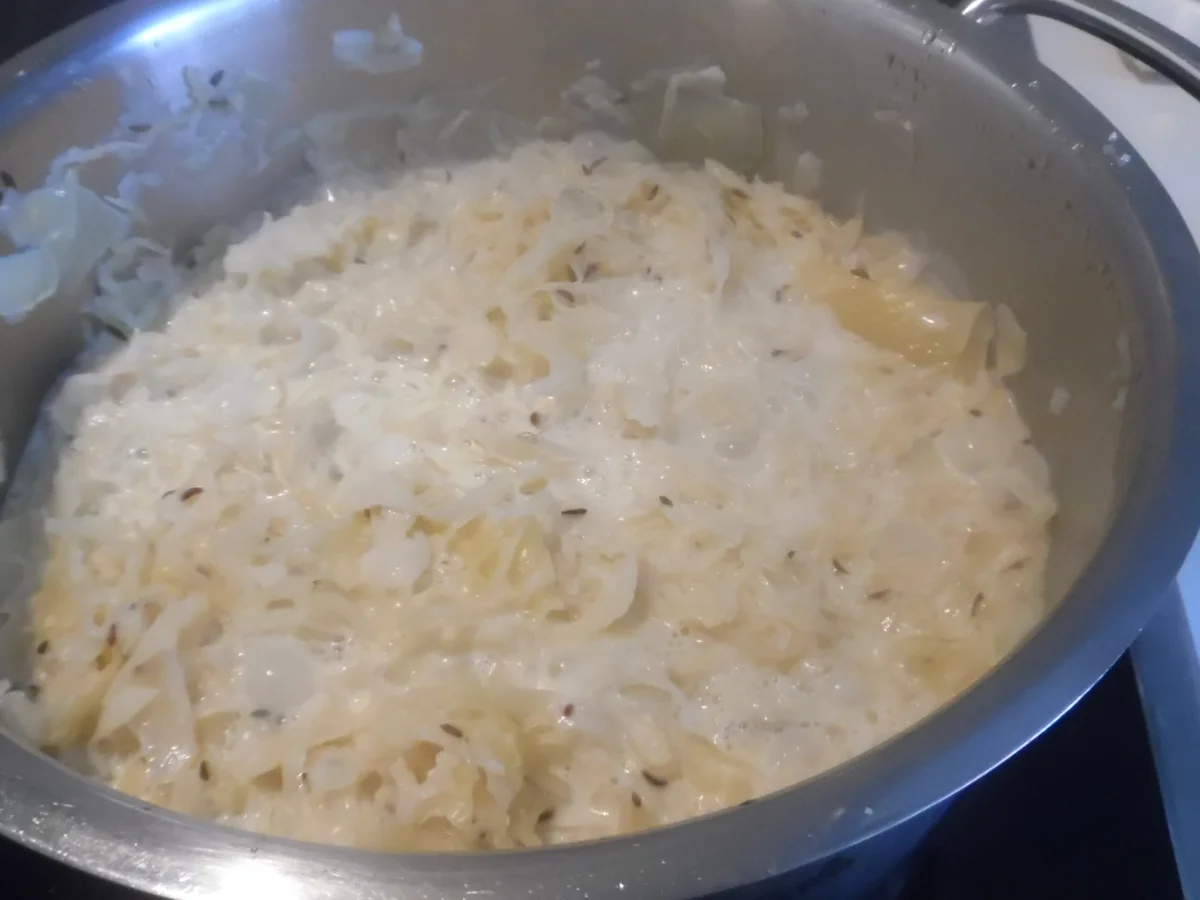 Tiroler Speck-Knödel mit Rahm-Sauerkraut und Zwiebelschmelze - Rezept - Bild Nr. 1013