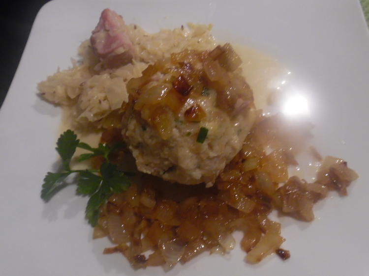 Tiroler Speck-Knödel mit Rahm-Sauerkraut und Zwiebelschmelze - Rezept ...