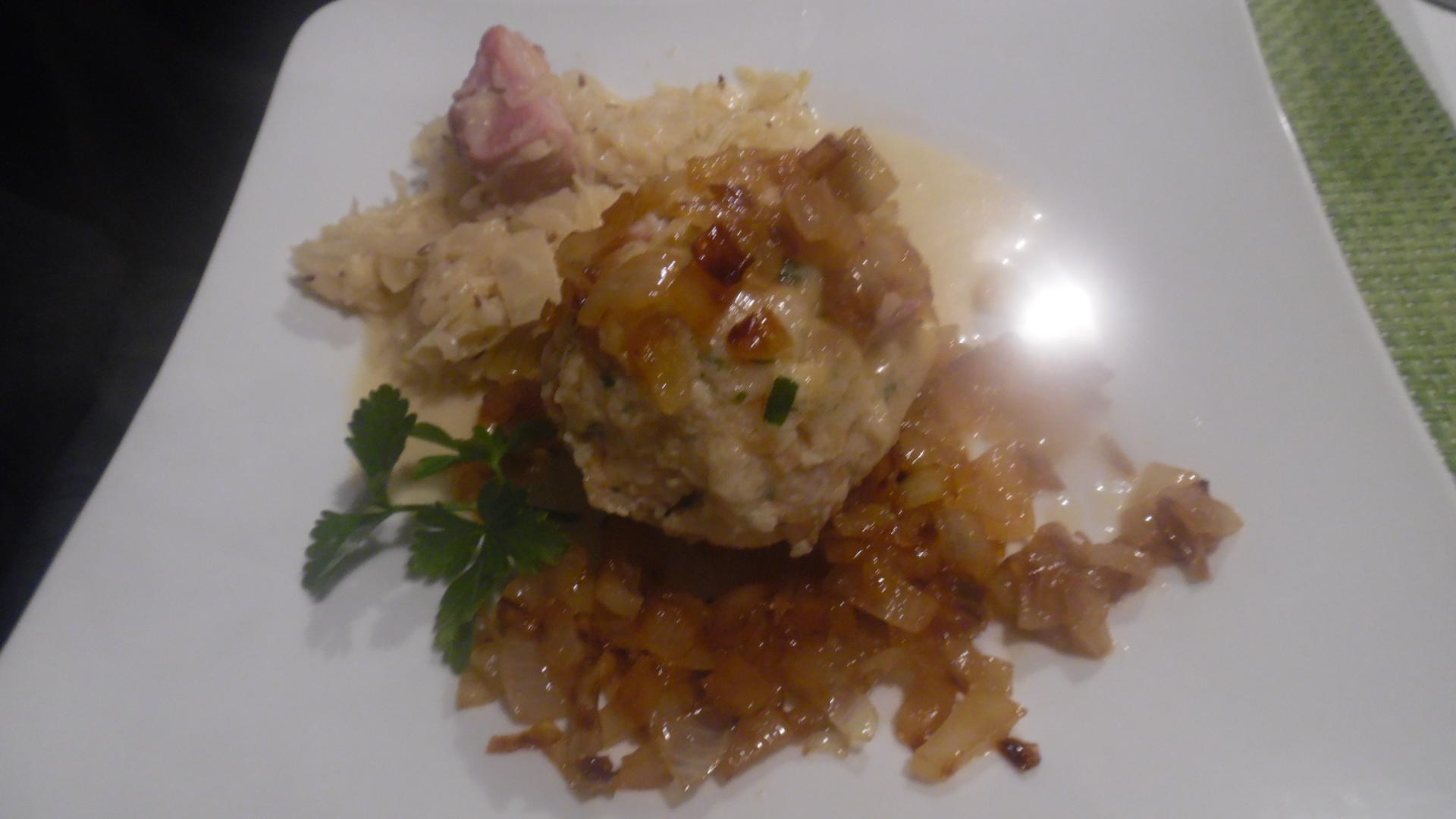 Bilder für Tiroler Speck-Knödel mit Rahm-Sauerkraut und Zwiebelschmelze - Rezept