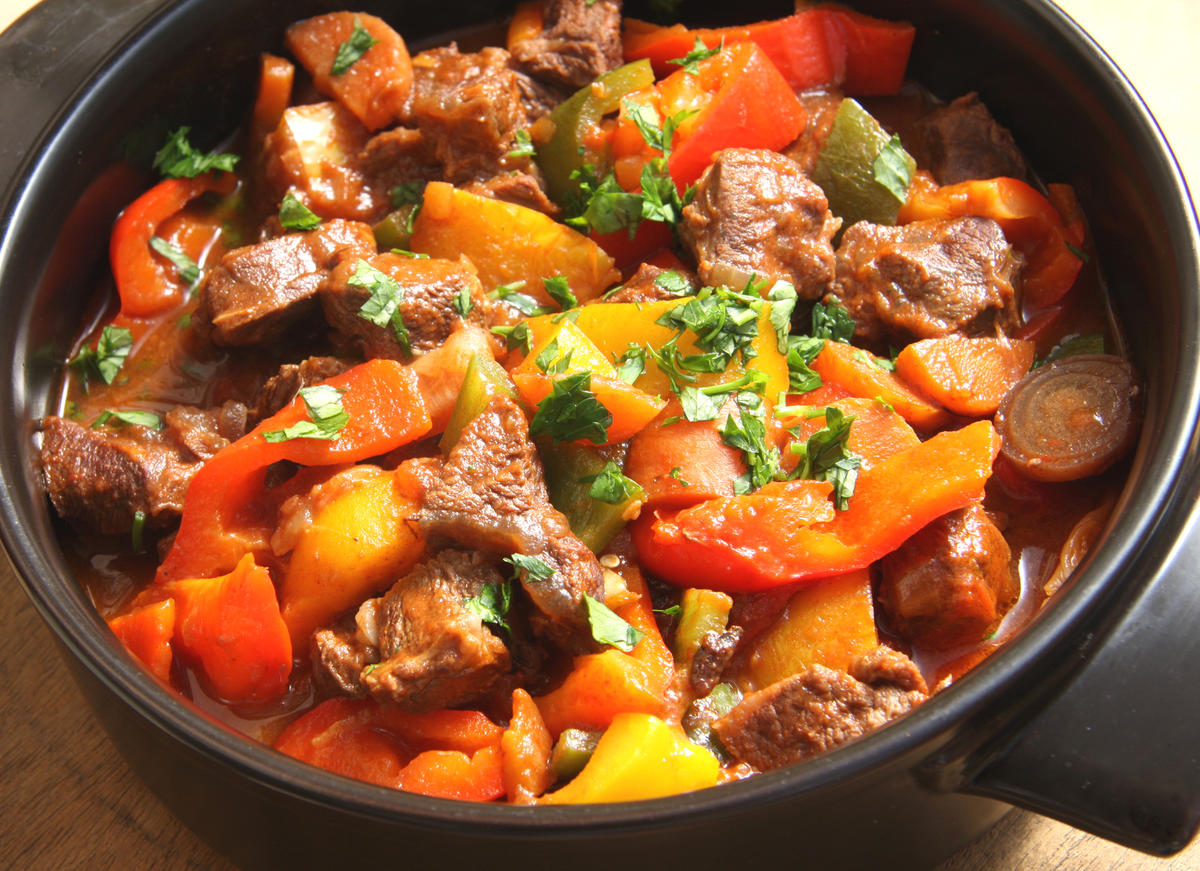 Rindergulasch mit Pilze und Paprika - Rezept - kochbar.de