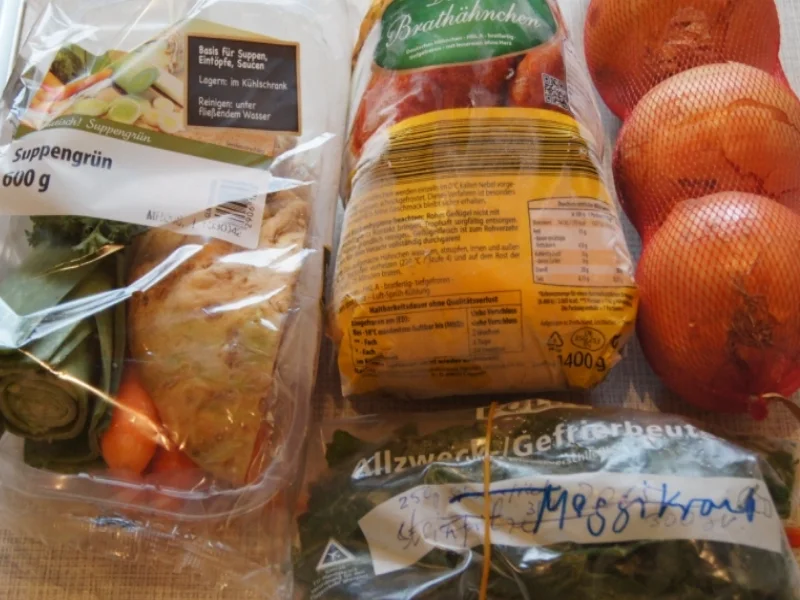 Hähnchensuppe mit Gemüse und Eierblumeneinlage - Rezept - Bild Nr. 1025