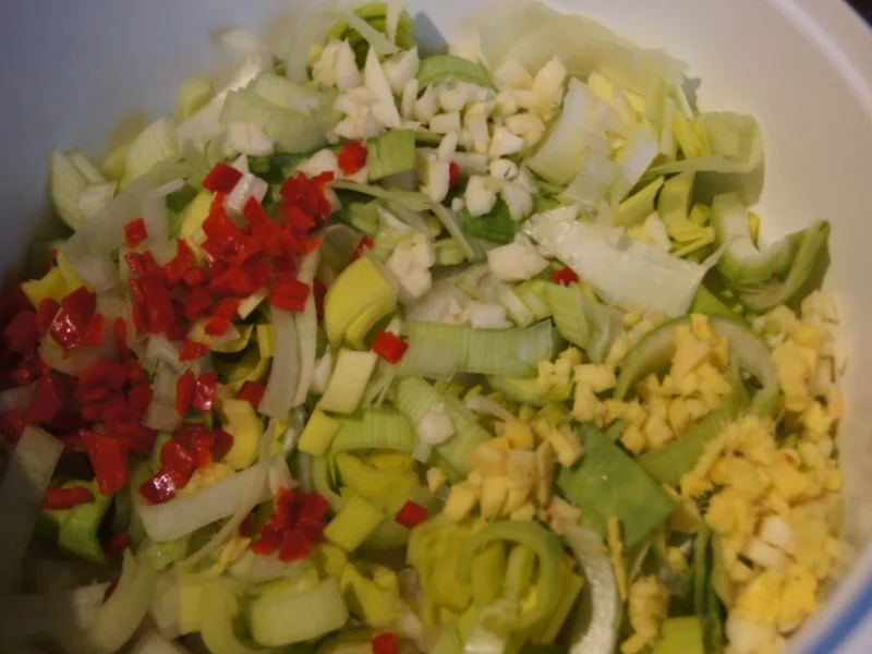 Hähnchensuppe mit Gemüse und Eierblumeneinlage - Rezept - Bild Nr. 1030