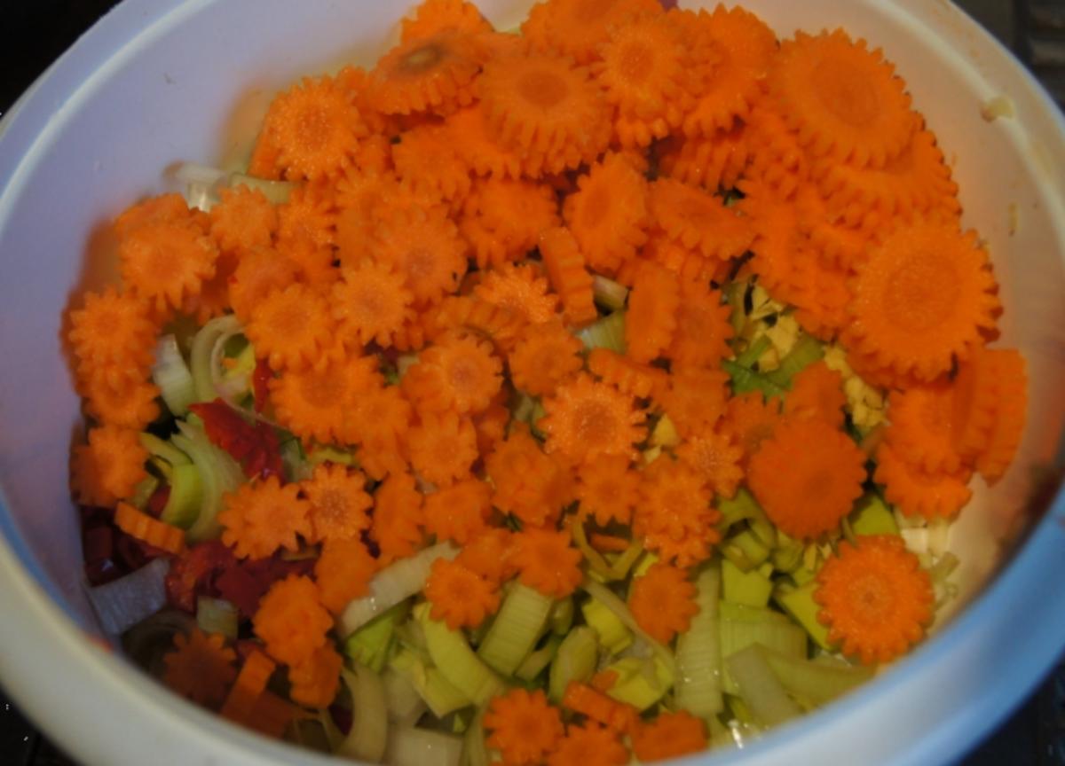 Hähnchensuppe mit Gemüse und Eierblumeneinlage - Rezept - Bild Nr. 1034