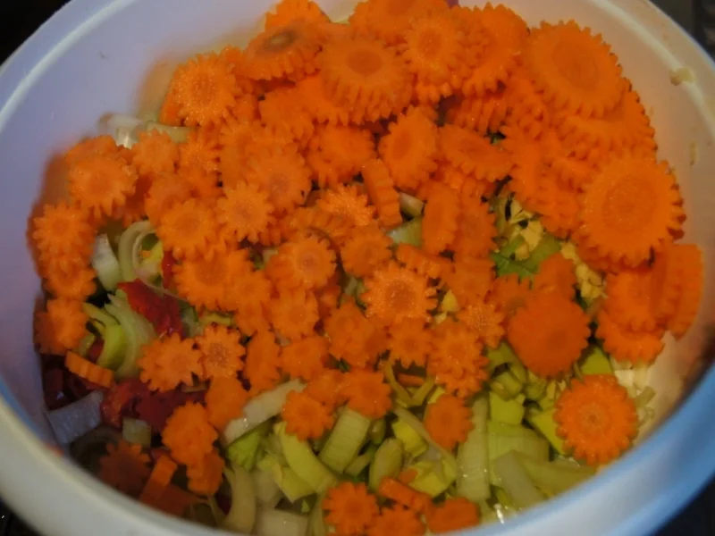 Hähnchensuppe mit Gemüse und Eierblumeneinlage - Rezept - Bild Nr. 1034