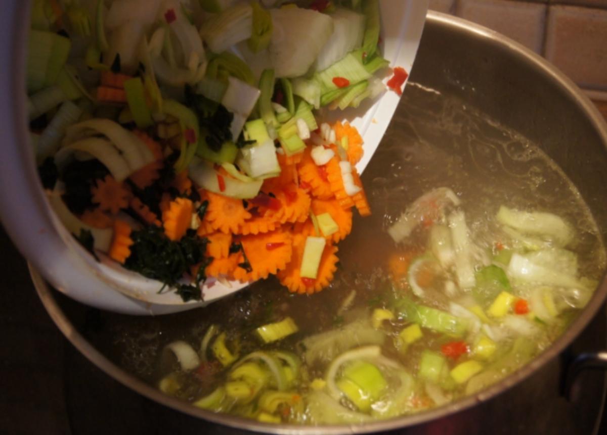 Hähnchensuppe mit Gemüse und Eierblumeneinlage - Rezept - Bild Nr. 1038