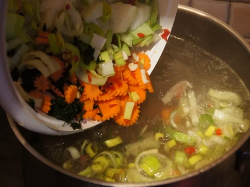 Hähnchensuppe mit Gemüse und Eierblumeneinlage - Rezept - Bild Nr. 1038