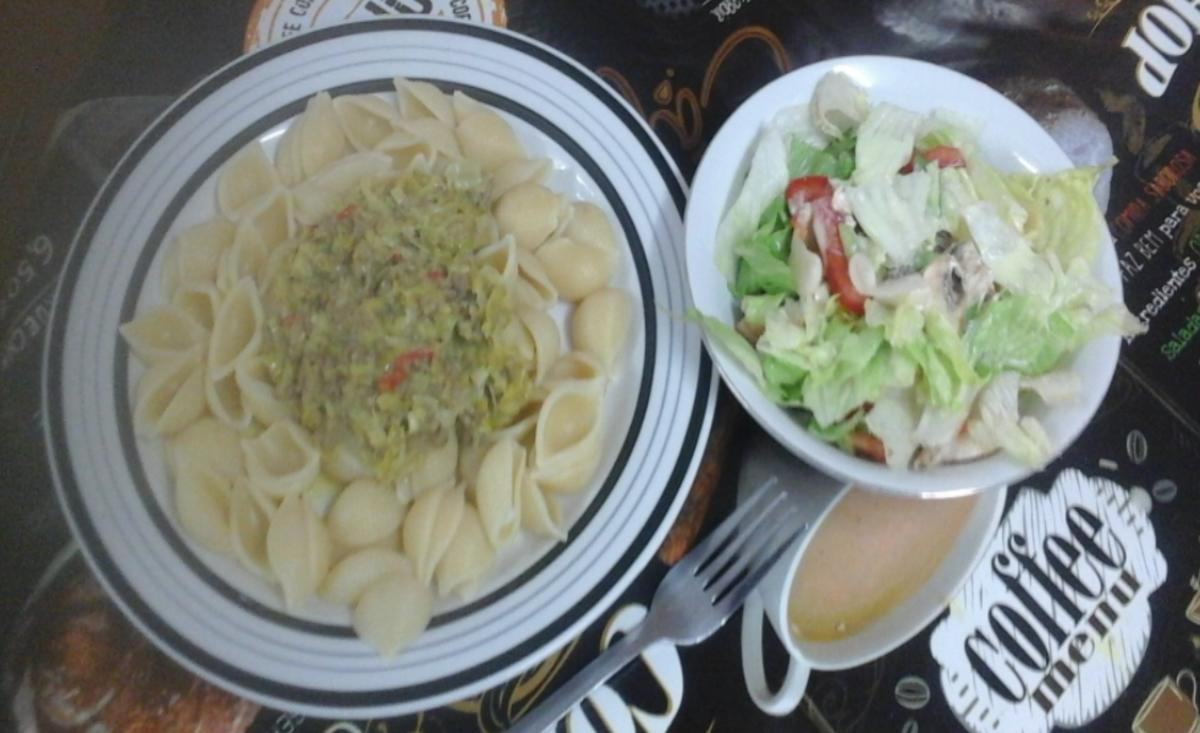 Porree-Rinddfleisch-Pasta und gemischten Salat - Rezept - Bild Nr. 1033