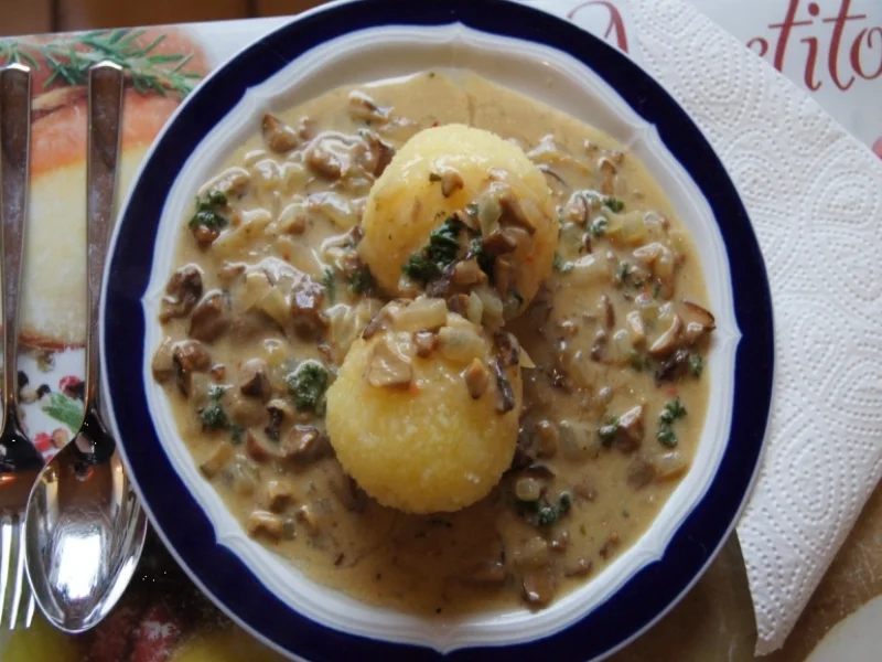 Waldpilz-Zwiebel-Rahmsauce mit Kartoffelknödeln - Rezept - Bild Nr. 1031