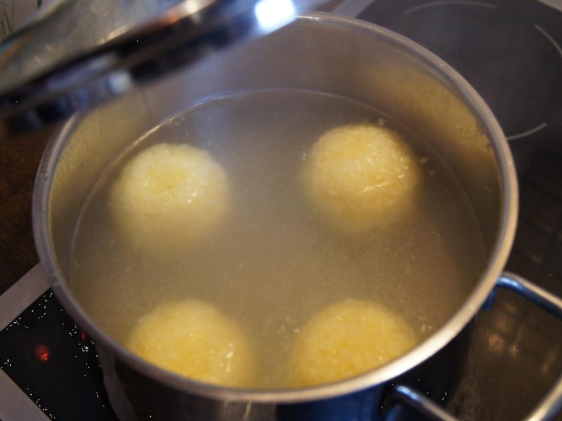 Waldpilz-Zwiebel-Rahmsauce mit Kartoffelknödeln - Rezept - kochbar.de