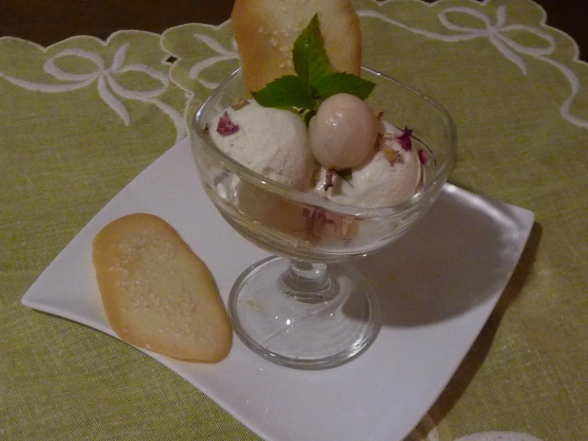 Rosenblüten Glace mit Litschi Früchte - Rezept - Bild Nr. 1039