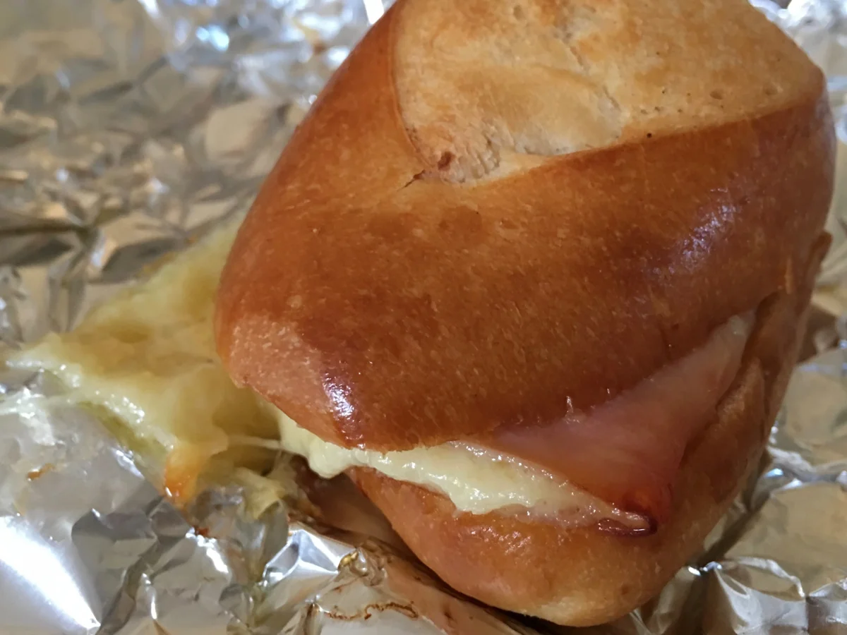 Heisse Schweizer Sandwiches mit Raclette Käse - Rezept