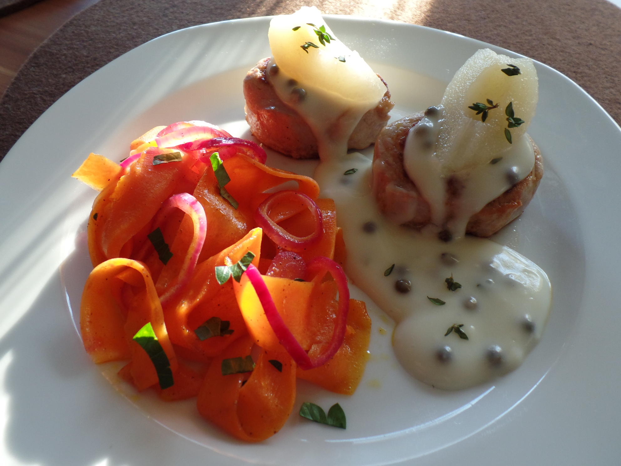 Bilder für Pfeffer-Medaillons mit Birne und Möhrensalat - Rezept