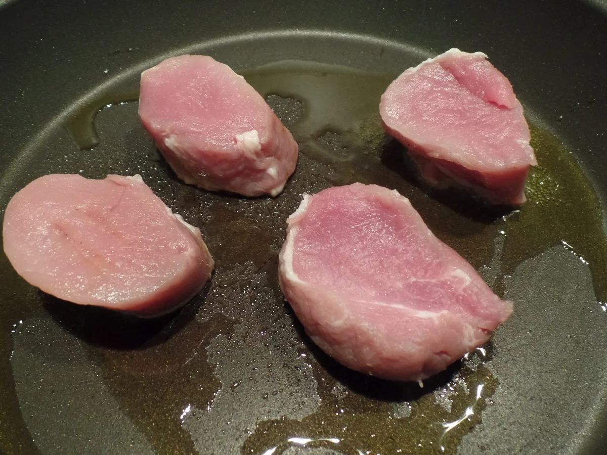 Pfeffer-Medaillons mit Birne und Möhrensalat - Rezept - Bild Nr. 1066