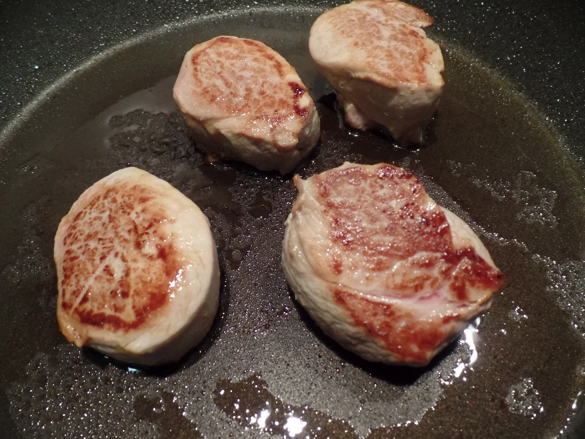 Pfeffer-Medaillons mit Birne und Möhrensalat - Rezept - Bild Nr. 1067