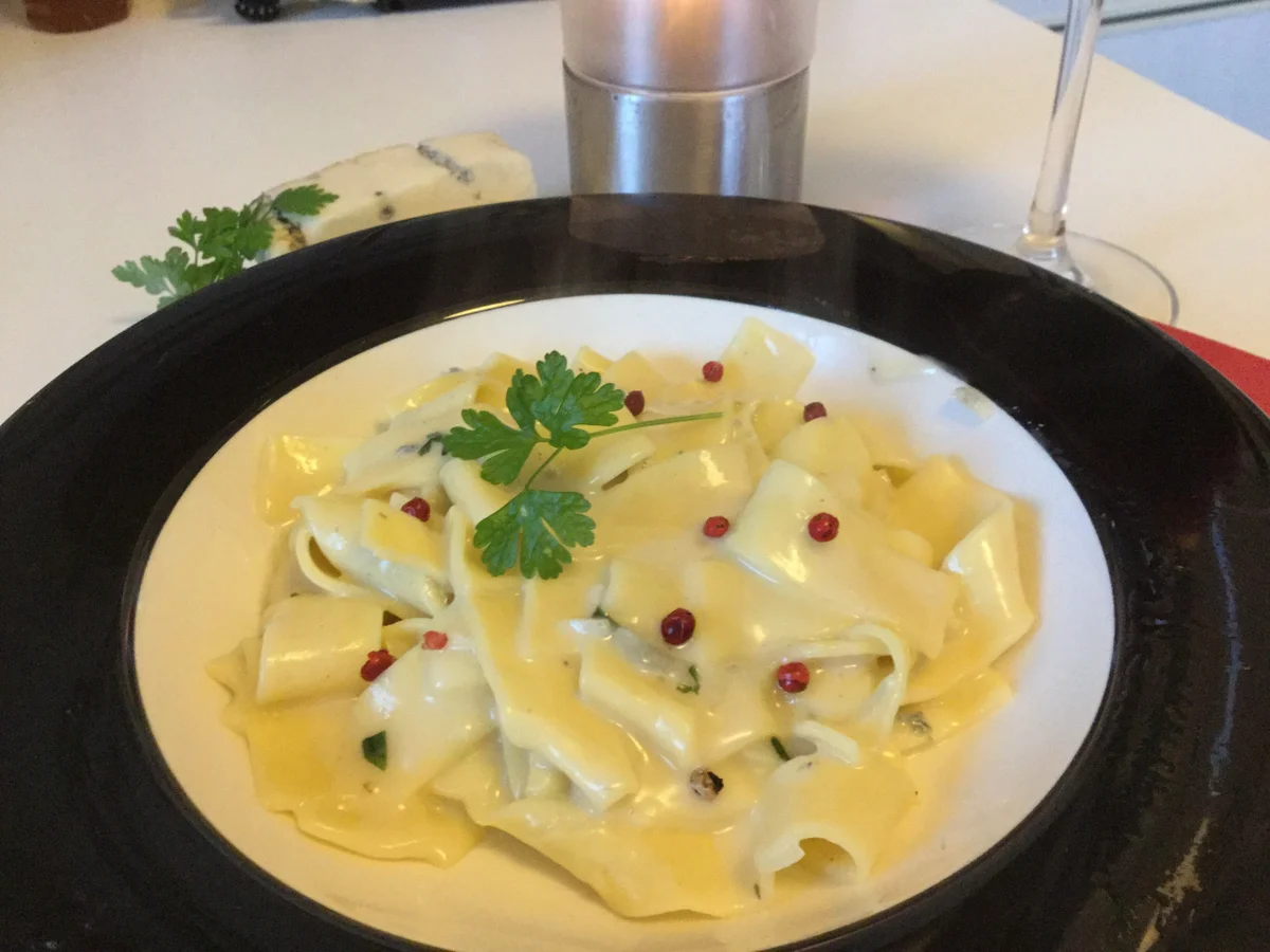 Rezept: Bandnudeln in Gorgonzolasauce a la Ari Bild Nr. 1065 Bandnudeln in Gorgonzolasauce a la Ari - Rezept - Bild Nr. 1065