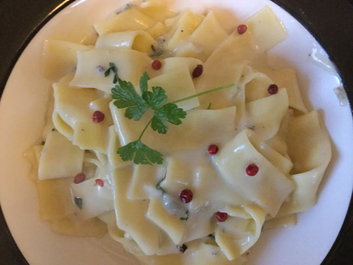 Rezept: Bandnudeln in Gorgonzolasauce a la Ari Bild Nr. 1066 Bandnudeln in Gorgonzolasauce a la Ari - Rezept - Bild Nr. 1066