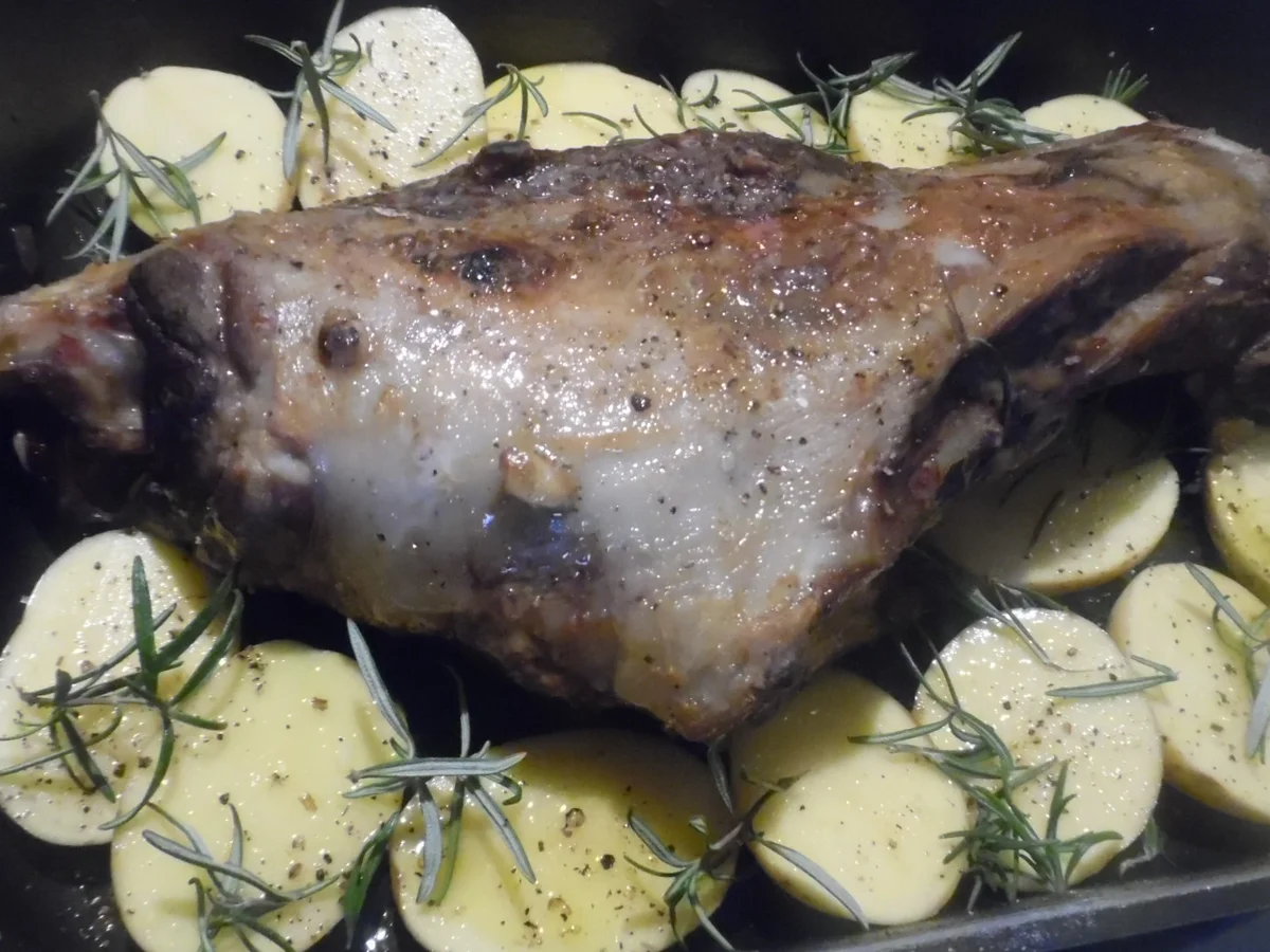 Rezept: Lammkeule mit Speckbohnen und Rosmarinkartoffeln Bild Nr. 1070 Lammkeule mit Speckbohnen und Rosmarinkartoffeln - Rezept - Bild Nr. 1070