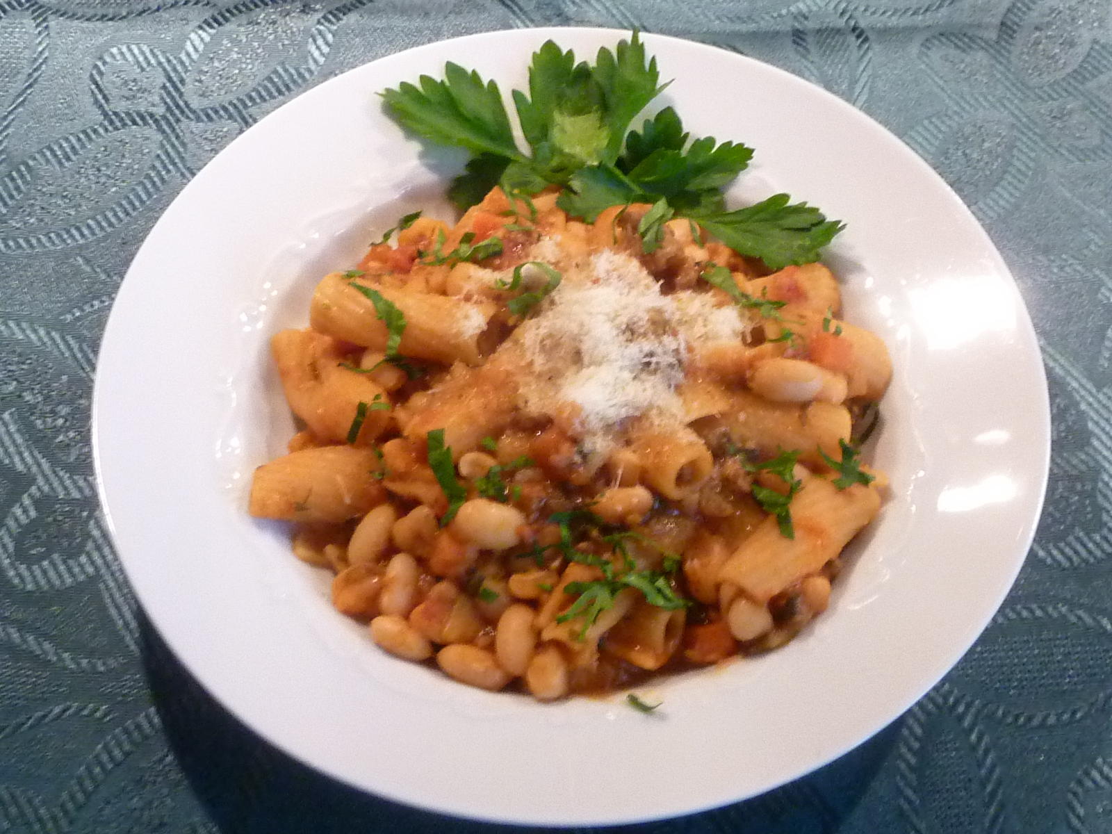 Pasta e fasoi con salsicce oder Pasta mit Böhnchen und Bratwürste -
Rezept Eingereicht von kuchentiger