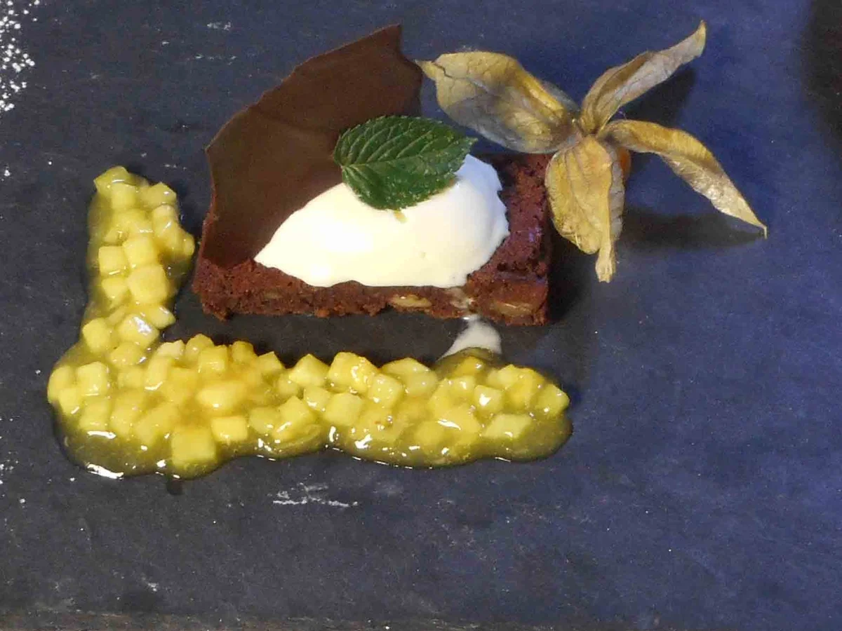Rezept: Pekannussbrownie mit Schmand-Limonenblatteis und Ananas-Mango-Chutney Pekannussbrownie mit Schmand-Limonenblatteis und Ananas-Mango-Chutney - Rezept