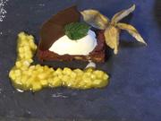 Pekannussbrownie mit Schmand-Limonenblatteis und Ananas-Mango-Chutney - Rezept