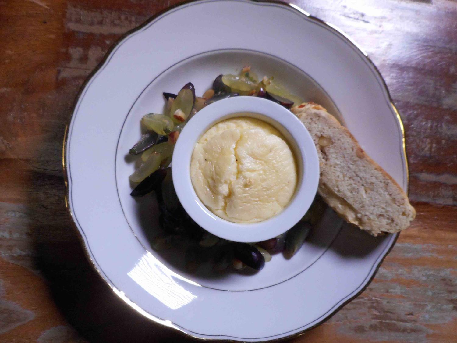 Herzhaftes Käsesoufflé mit Traubensalsa und Walnussbaguette - Rezept ...