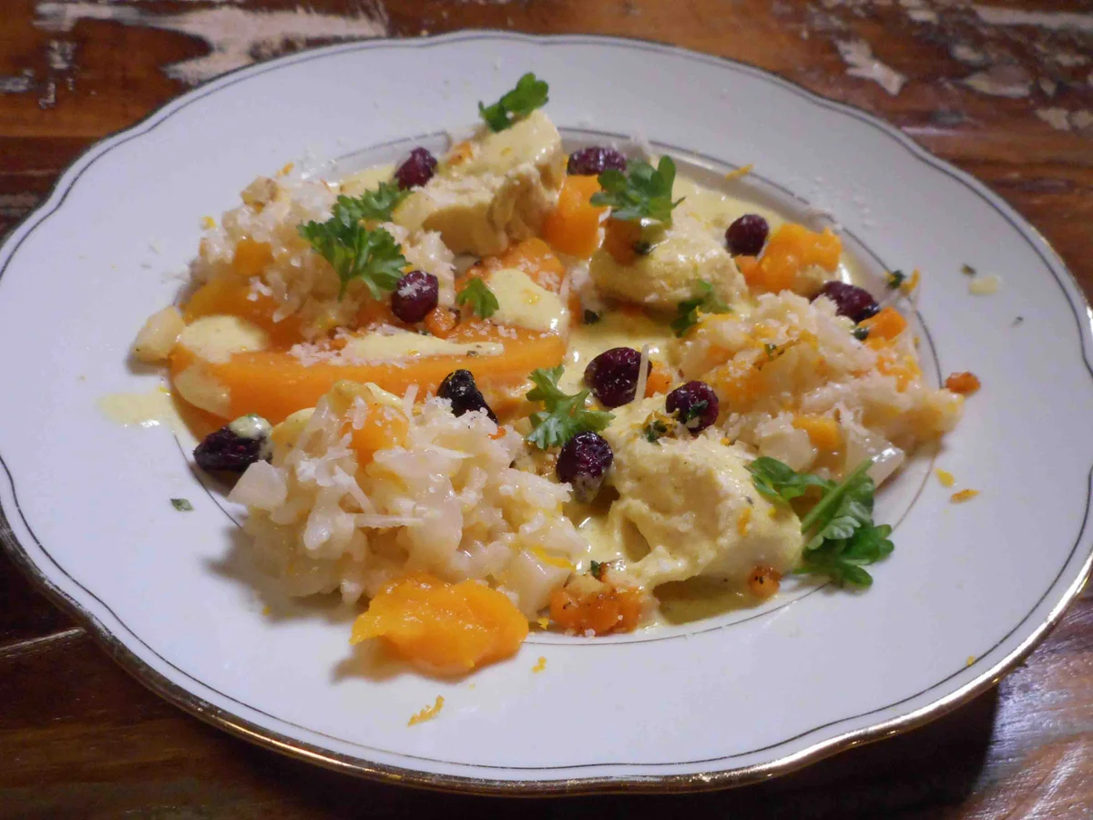 Maishähnchen mit Muskatkürbis, Joghurtsoße, Petersilienwurzel-Risotto und Gremolata - Rezept