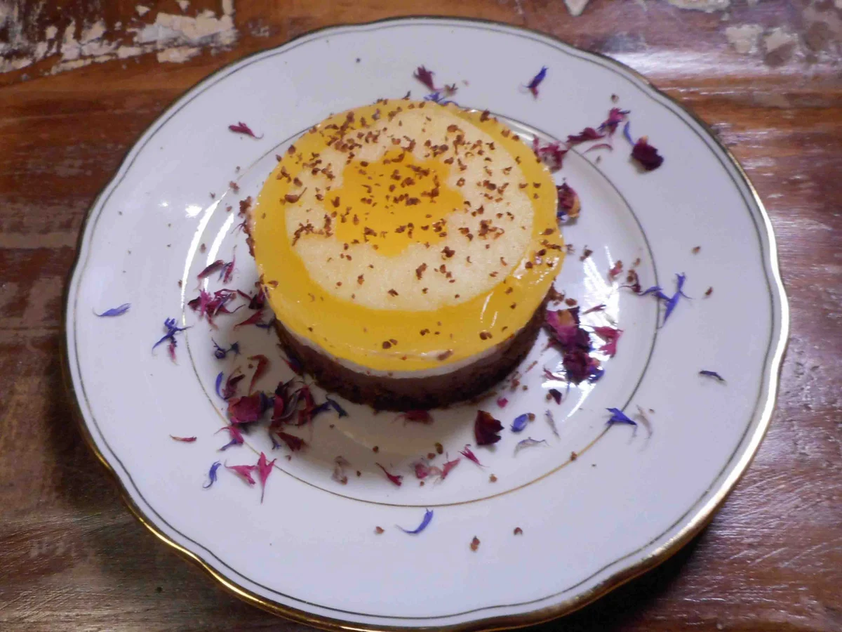 Joghurt-Apfelwein-Schoko-Törtchen mit Apfelweineis im Sesam-Krokantkörbchen - Rezept