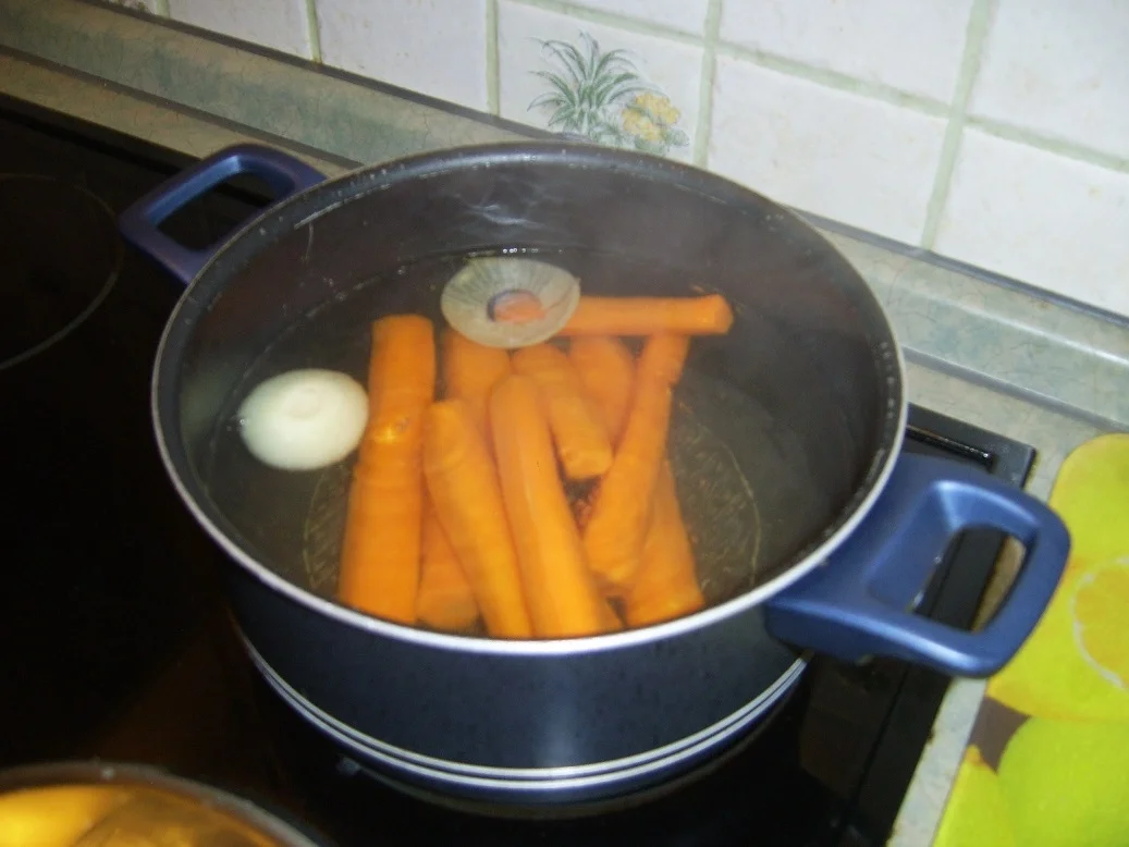 Rosenkohl-Huller mit Möhrengemüse nach Jägerart - Rezept - Bild Nr. 3