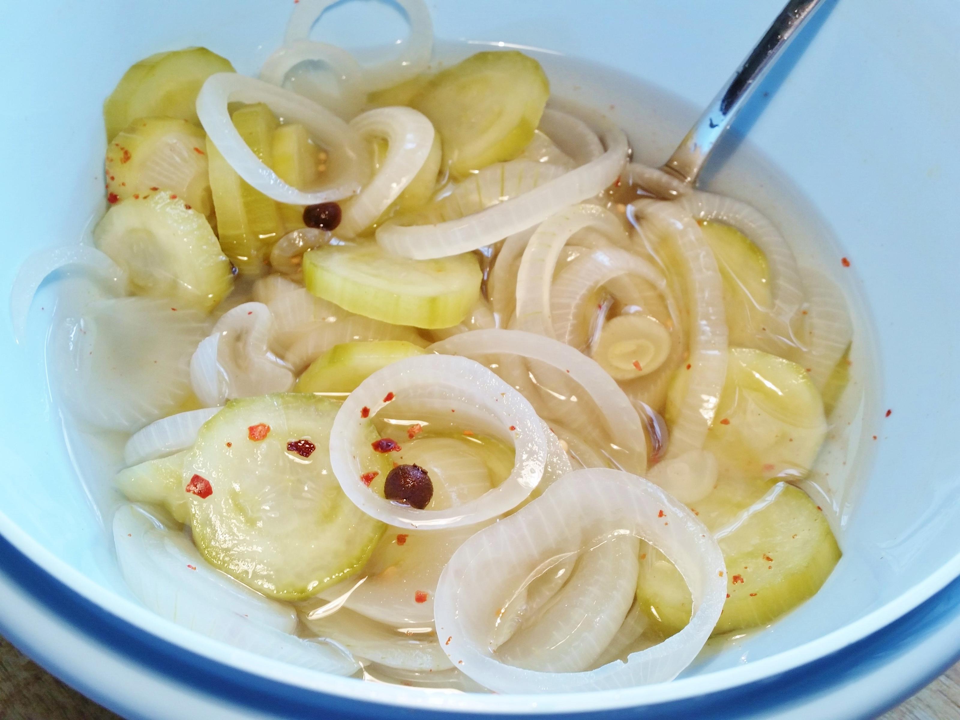 Schnellgurken mit reichlich Zwiebeln - selbst angesetzt ... - Rezept
von mimi