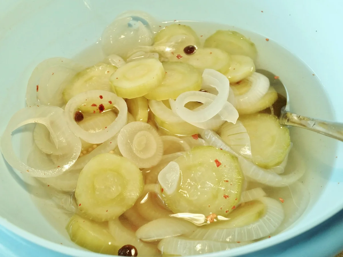 Schnellgurken mit reichlich Zwiebeln - selbst angesetzt ... - Rezept - Bild Nr. 1123