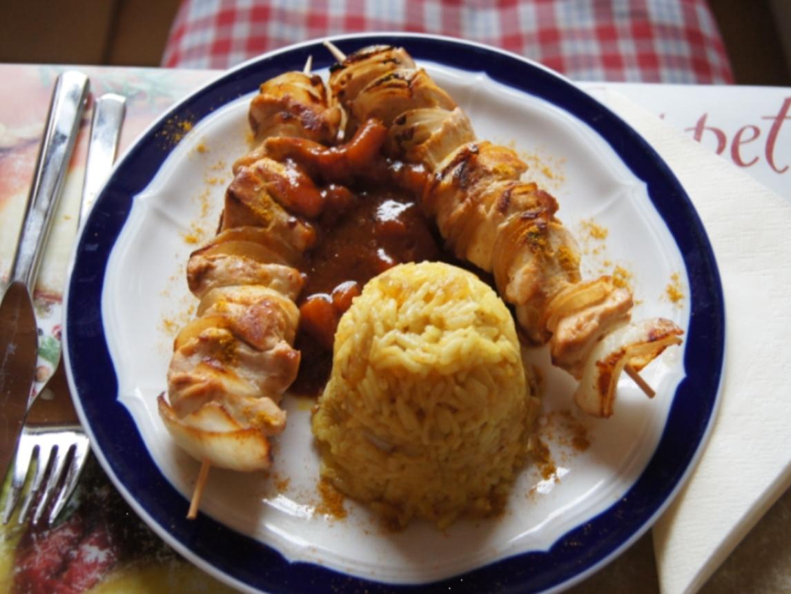 Hähnchenbrustfilet-Zwiebel-Schaschlik mit Currysauce süß-sauer und ...