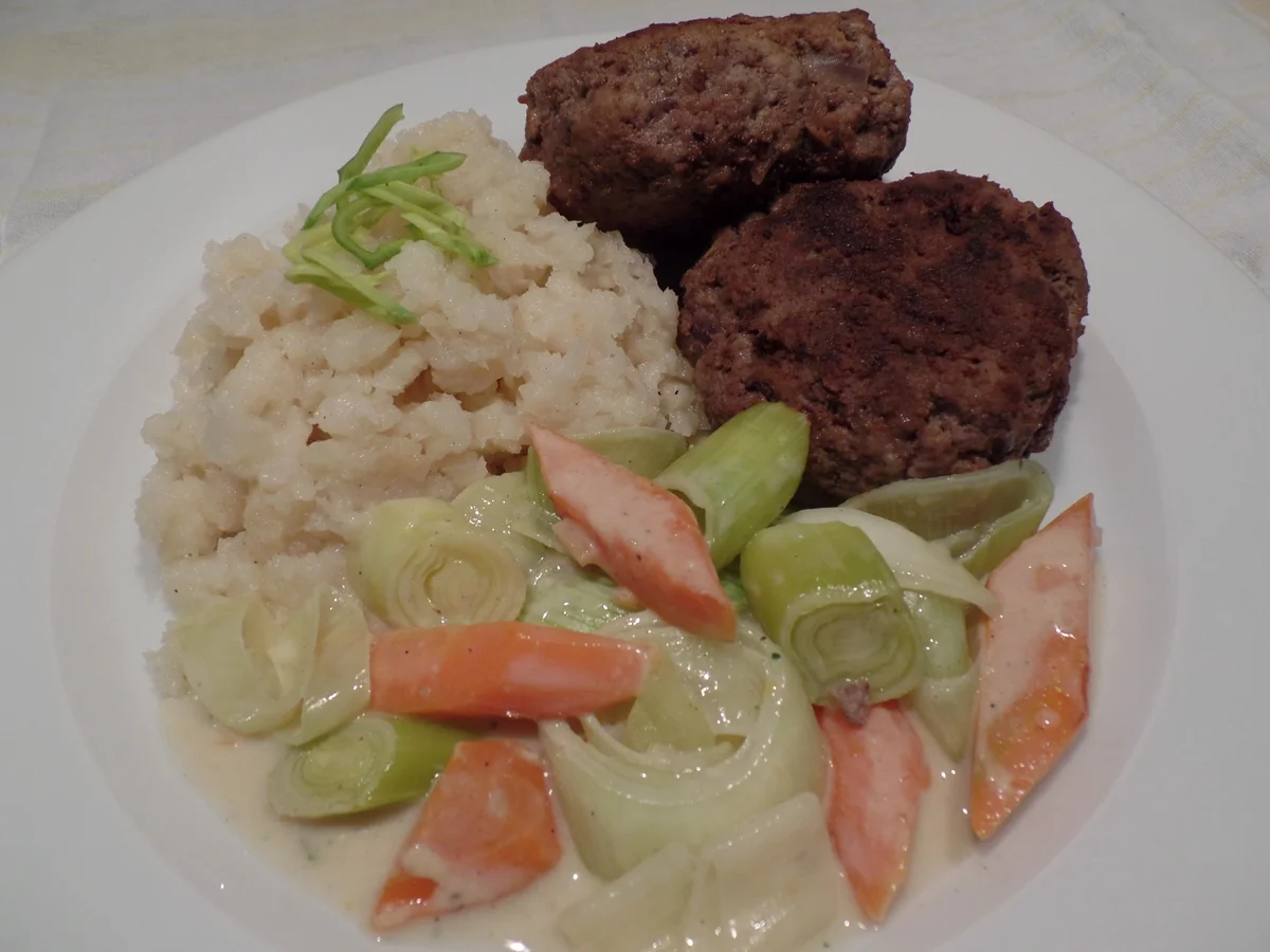 Buletten mit Lauch-Möhren-Gemüse und Selleriestampf - Rezept - Bild Nr. 1114