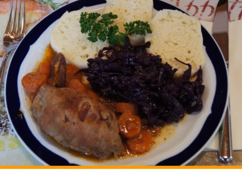 Kalbsrouladen mit Ananas-Apfel-Rotkohl und Tschechischen Hefeteig Klößen - Rezept - Bild Nr. 1106