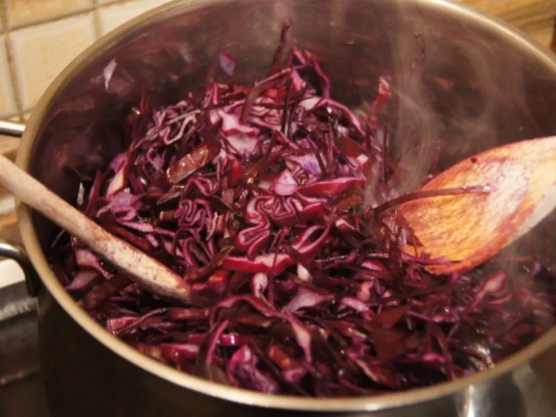 Kalbsrouladen mit Ananas-Apfel-Rotkohl und Tschechischen Hefeteig Klößen - Rezept - Bild Nr. 1121
