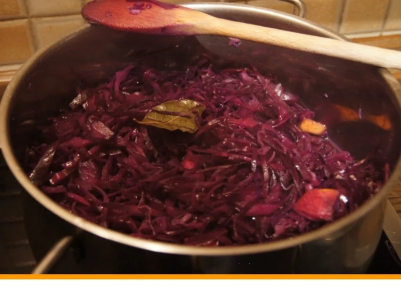 Kalbsrouladen mit Ananas-Apfel-Rotkohl und Tschechischen Hefeteig Klößen - Rezept - Bild Nr. 1122