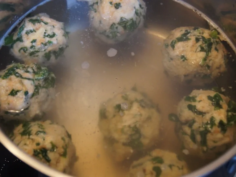 Rezept: Spinat-Semmelknödel mit Waldpilz-Rahmragout Bild Nr. 1112 Spinat-Semmelknödel mit Waldpilz-Rahmragout - Rezept - Bild Nr. 1112