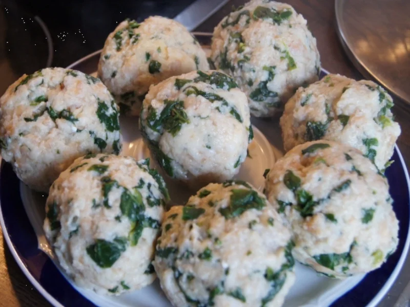 Rezept: Spinat-Semmelknödel mit Waldpilz-Rahmragout Bild Nr. 1116 Spinat-Semmelknödel mit Waldpilz-Rahmragout - Rezept - Bild Nr. 1116