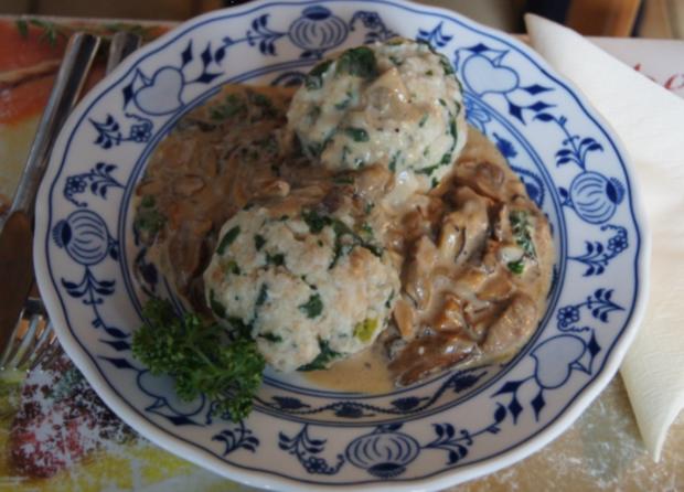 Spinat-Semmelknödel mit Waldpilz-Rahmragout - Rezept - kochbar.de