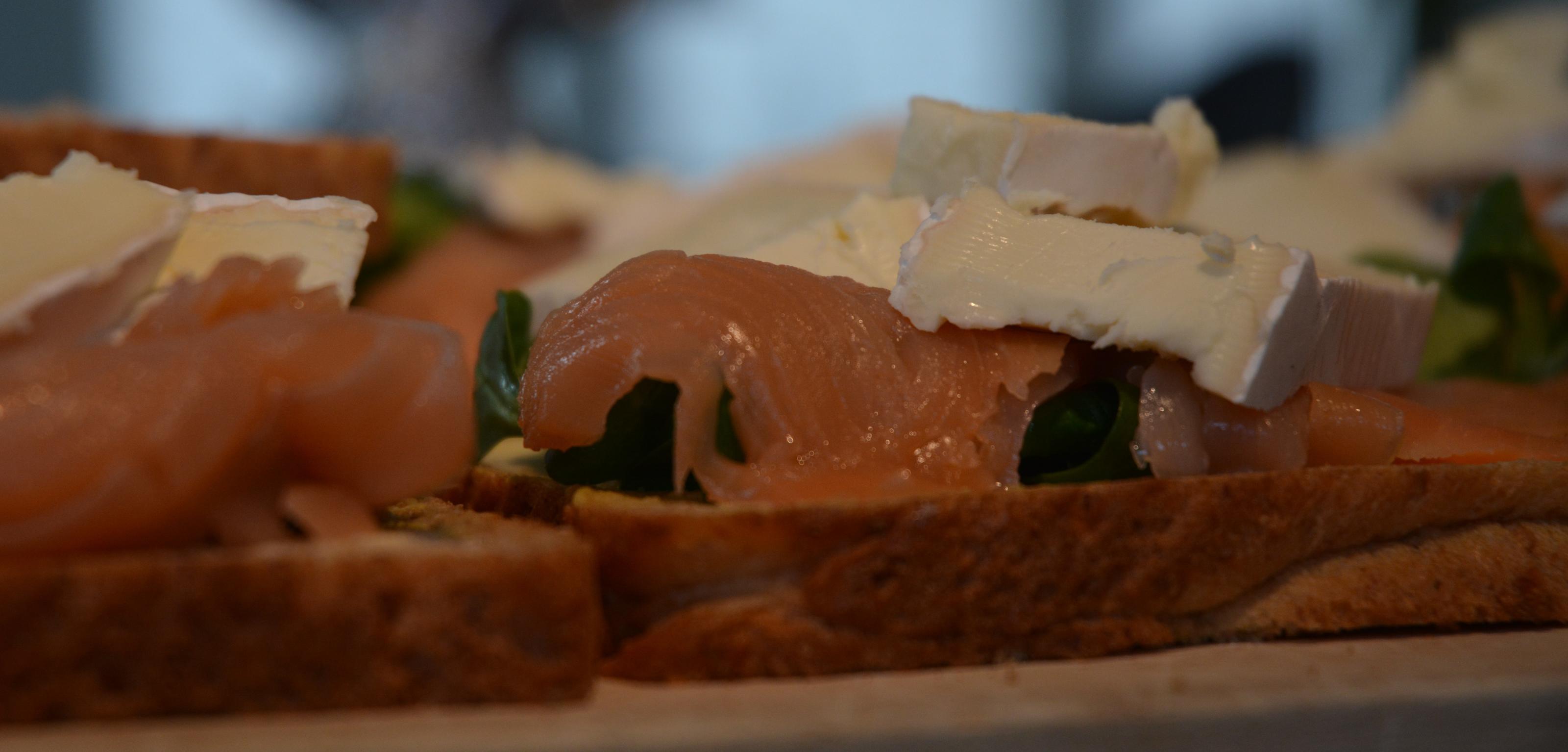 Bilder für Toast mit Lachs und Camembert auch vom Grill - Rezept