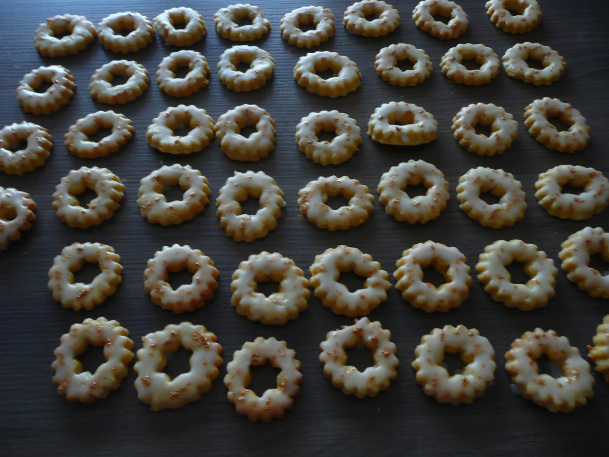 Weihnachtsgebäck : Eierlikör -Plätzchen mit Goldstaub. 46 Stück ...