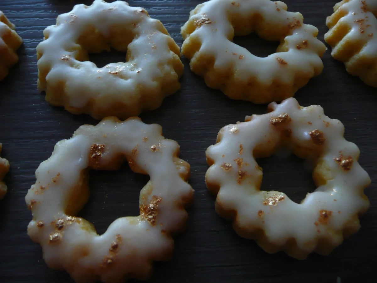 Weihnachtsgebäck : Eierlikör -Plätzchen mit Goldstaub.  46 Stück - Rezept - Bild Nr. 1121