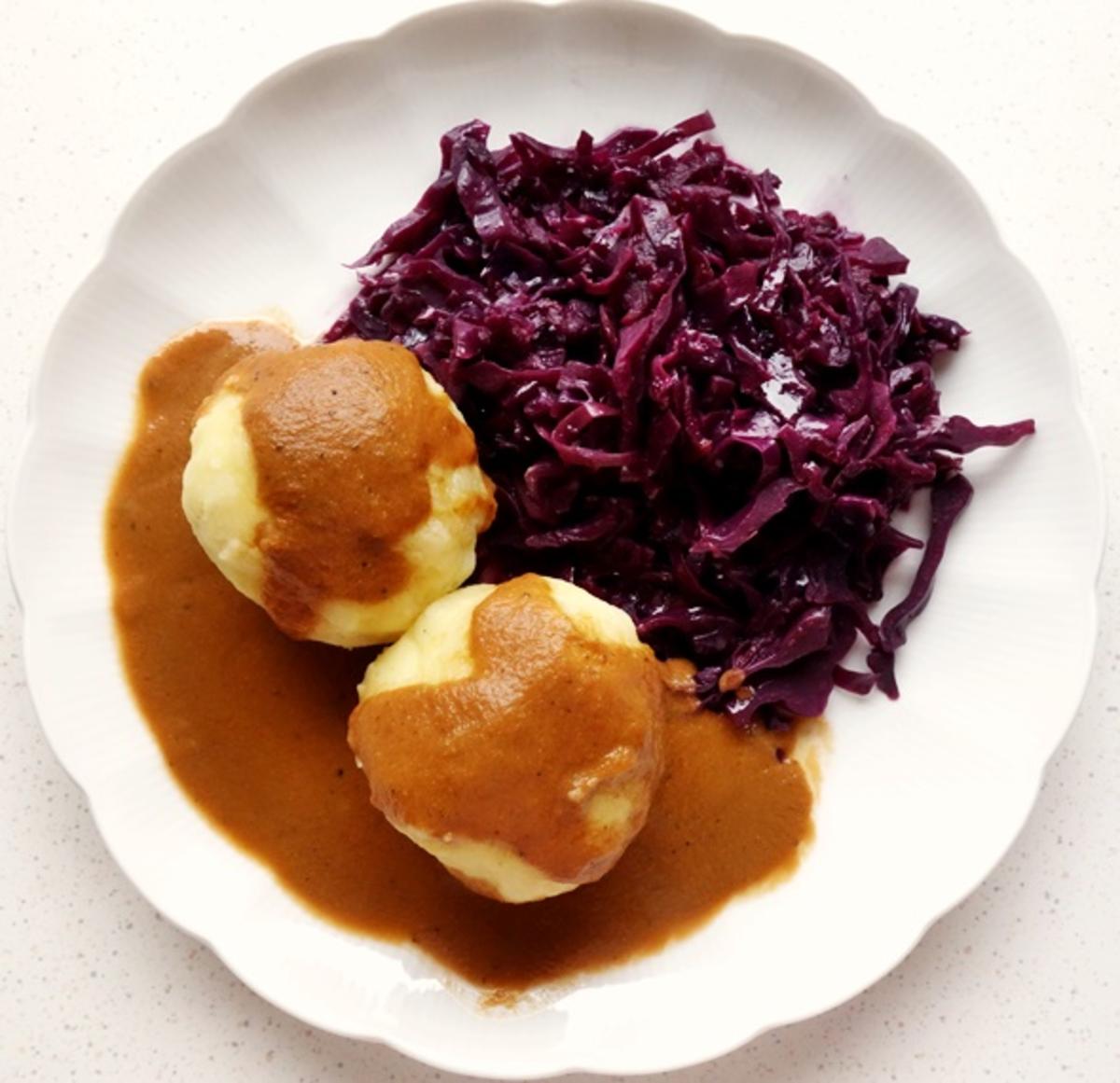 Kartoffelknödel mit veganer &ldquo;Bratensauce&rdquo; und Rotkraut - Rezept