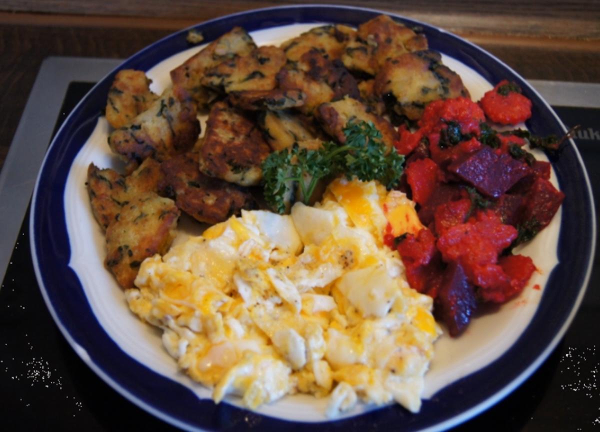 Gebratene Spinat-Semmelknödel mit Rote-Bete-Möhren-Gemüse und Rührei ...