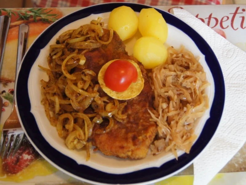 Rezept: Panierte Schweinenackensteaks mit Zwiebelringen, Weißkraut und Kartoffeln Bild Nr. 1139 Panierte Schweinenackensteaks mit Zwiebelringen, Weißkraut und Kartoffeln - Rezept - Bild Nr. 1139