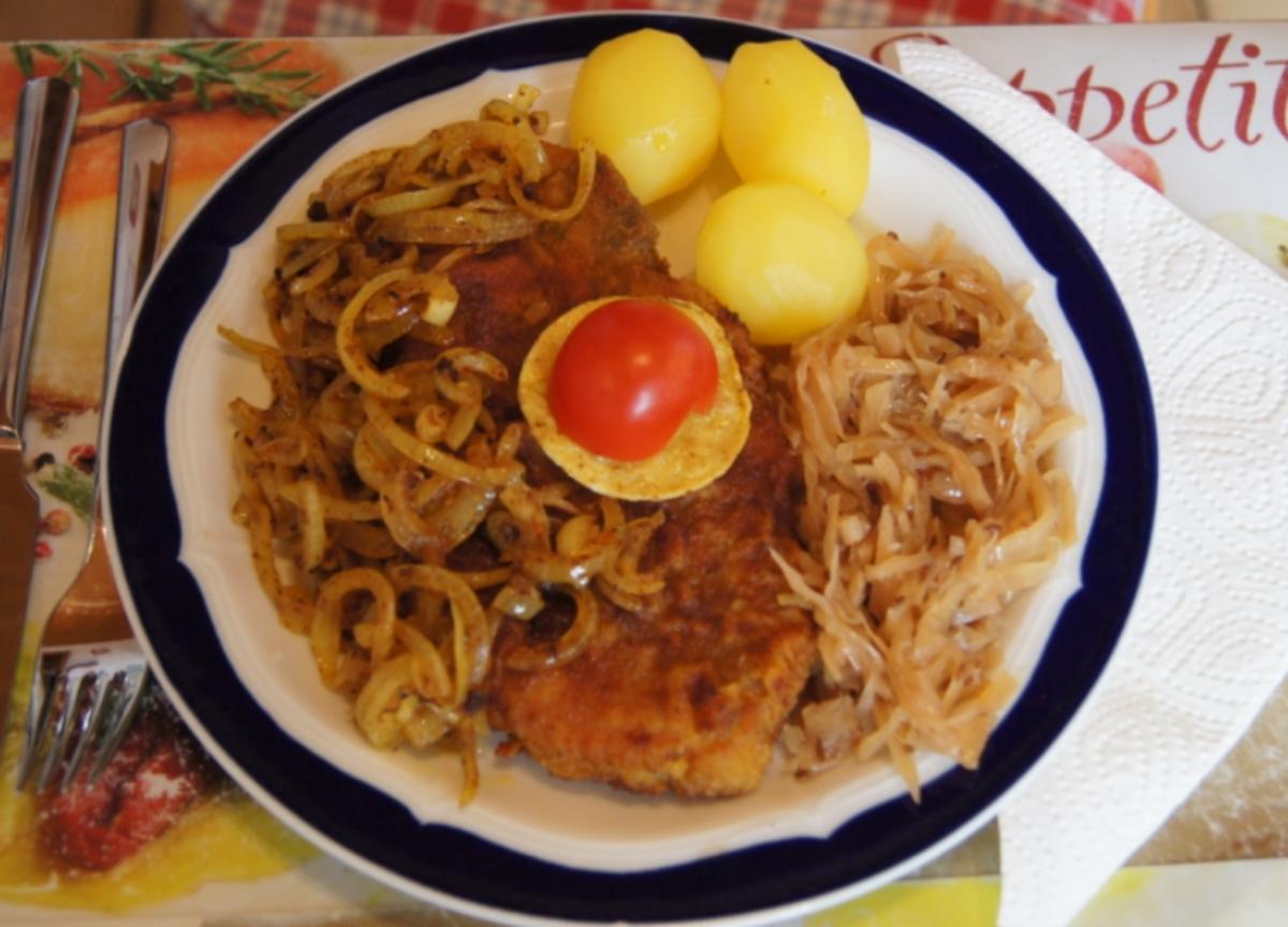 Bilder für Panierte Schweinenackensteaks mit Zwiebelringen, Weißkraut und Kartoffeln - Rezept