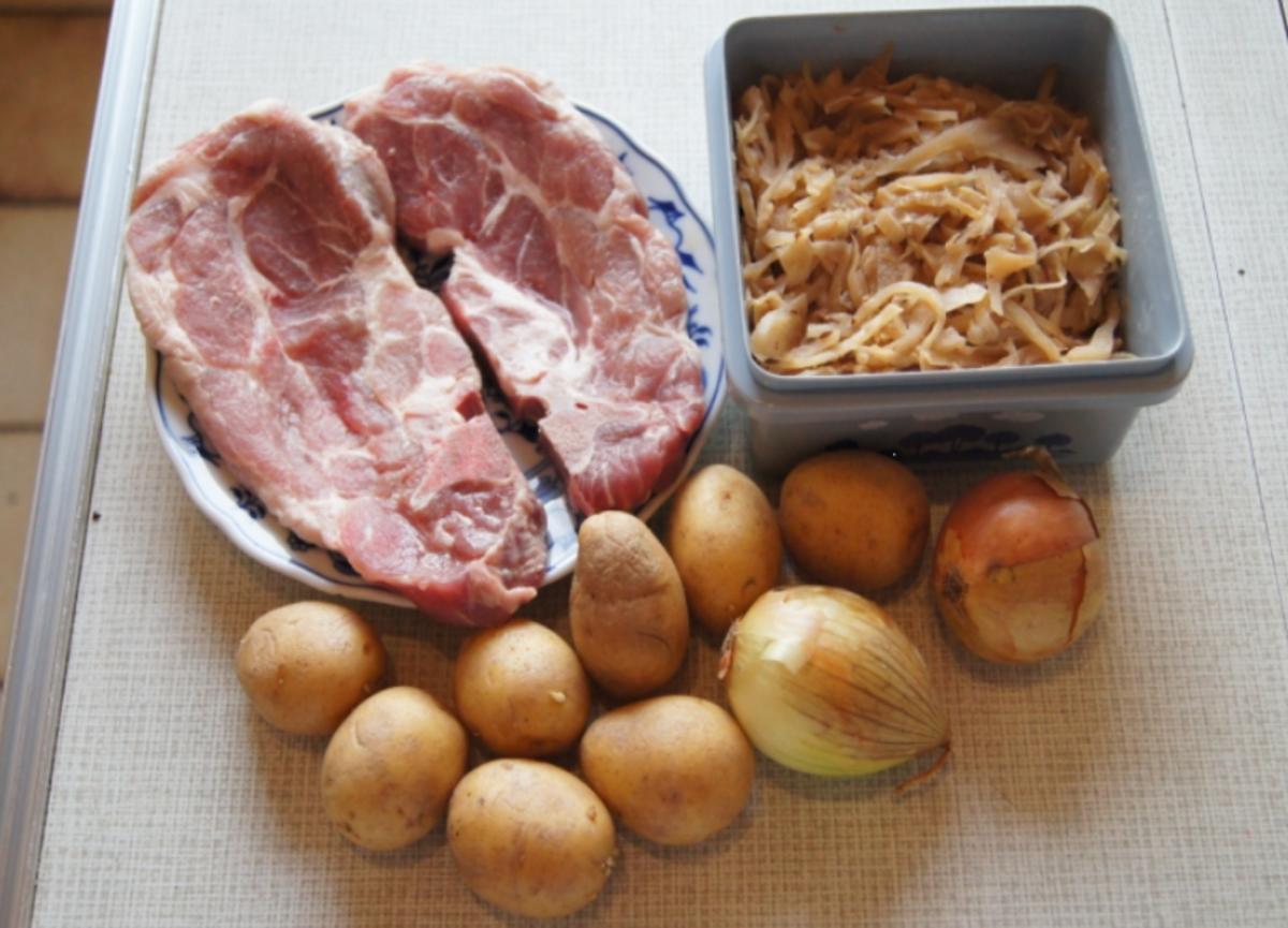 Panierte Schweinenackensteaks mit Zwiebelringen, Weißkraut und Kartoffeln - Rezept - Bild Nr. 1140